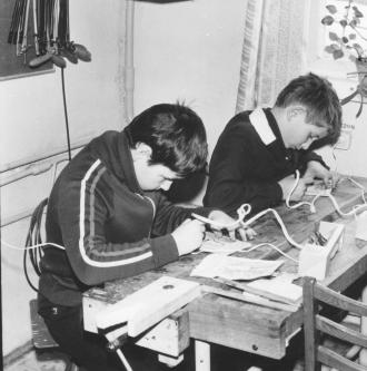 /Files/images/storya/Заняття гуртка початкового технічного моделювання 1981р.jpg